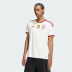 Spanien 2026 Auswaerts Weltmeister Fantrikot - Vorderansicht am Modell