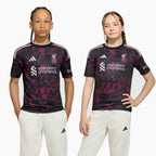 Liverpool Kinder Dritte kit 2026/27 - Vorderansicht am Modell