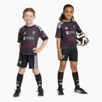 Liverpool Kinder Dritte kit 2026/27 - Vorderansicht am Modell