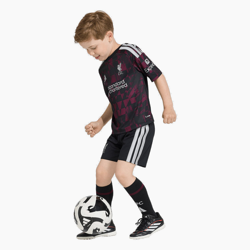 Liverpool Kinder Dritte kit 2026/27 - Ganzkörperansicht am Modell