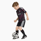 Liverpool Kinder Dritte kit 2026/27 - Ganzkörperansicht am Modell