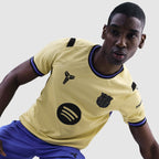 Barcelona Auswärts Trikot 2025/26 - Vorderansicht am Modell