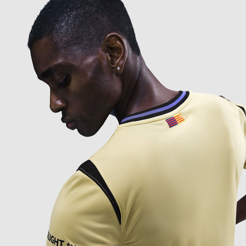Barcelona Auswärts Trikot 2025/26 - Schulterdetail