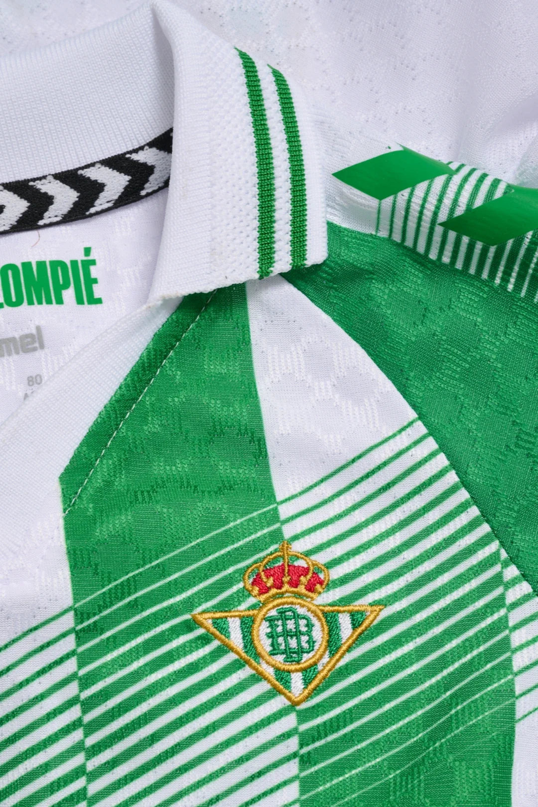 Real betis Kinder Heim kit 2026/27 - Kragendetail