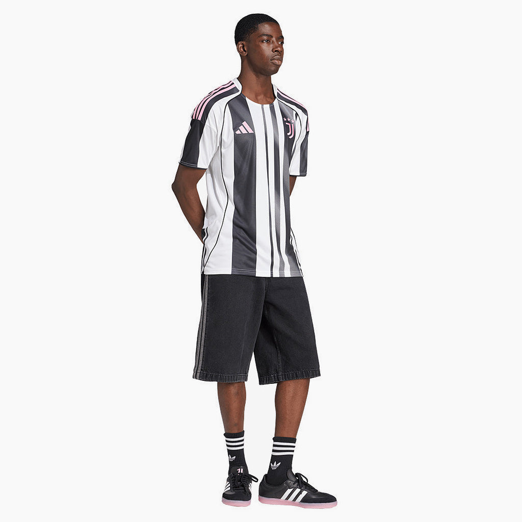 Juventus Heim Trikot 2025/26 - Ganzkörperansicht am Modell