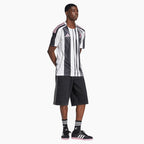 Juventus Heim Trikot 2025/26 - Ganzkörperansicht am Modell