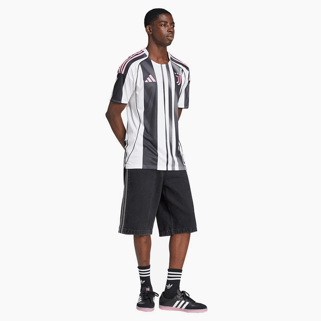 Juventus Heim Trikot 2025/26 - Ganzkörperansicht am Modell