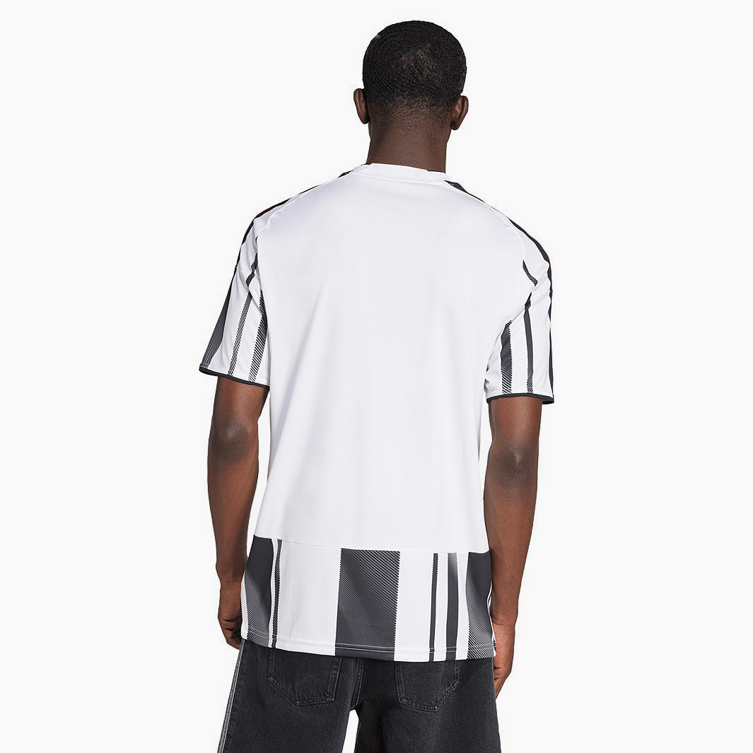 Juventus Heim Trikot 2025/26 - Rückansicht am Modell