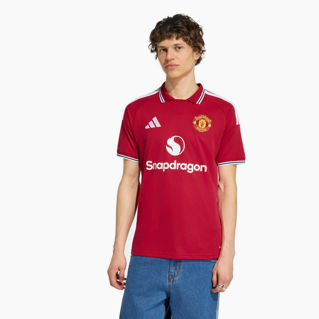 Manchester united home jersey 2026/27 - front on model