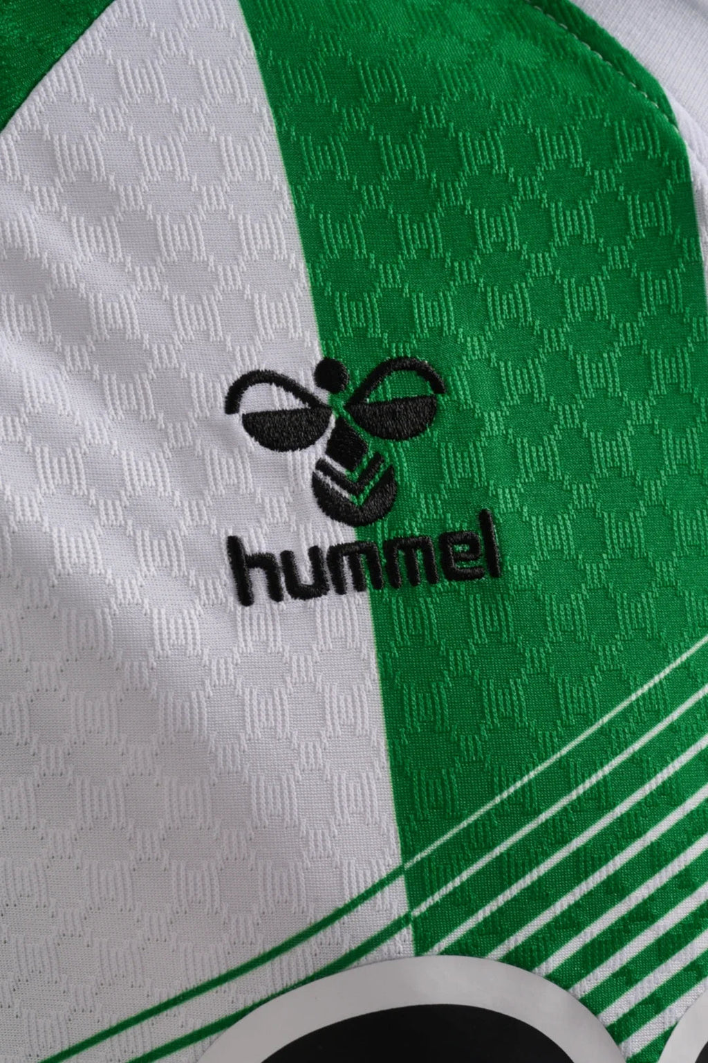 Real betis Heim Trikot 2026/27 - Detail des Herstellerlogos
