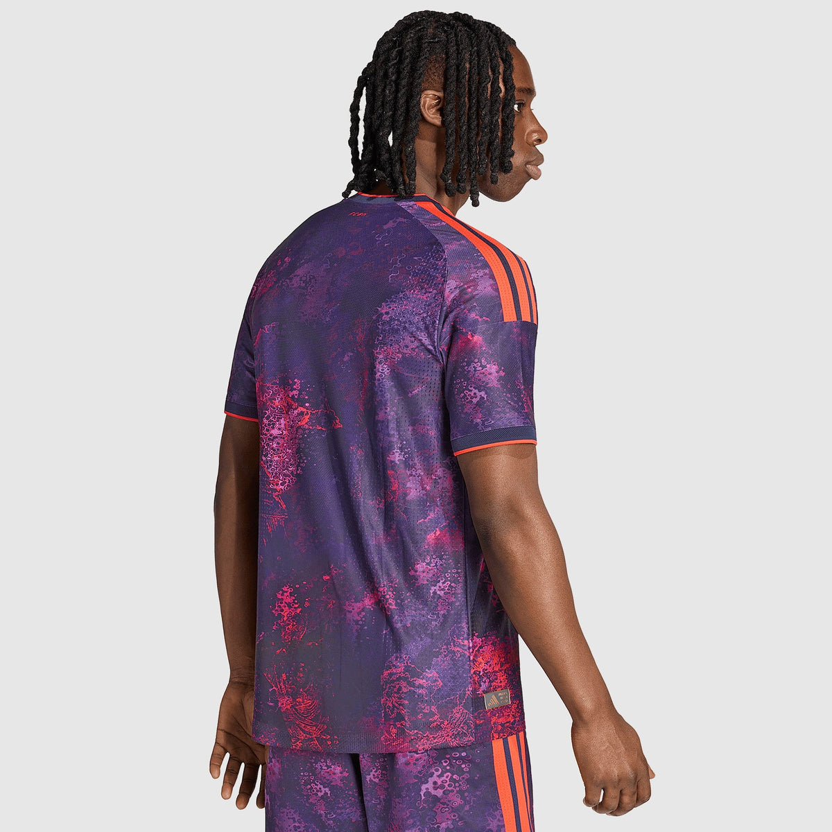 Bayern munich Dritte Spielerversion Trikot 2026/27 - Rückansicht am Modell
