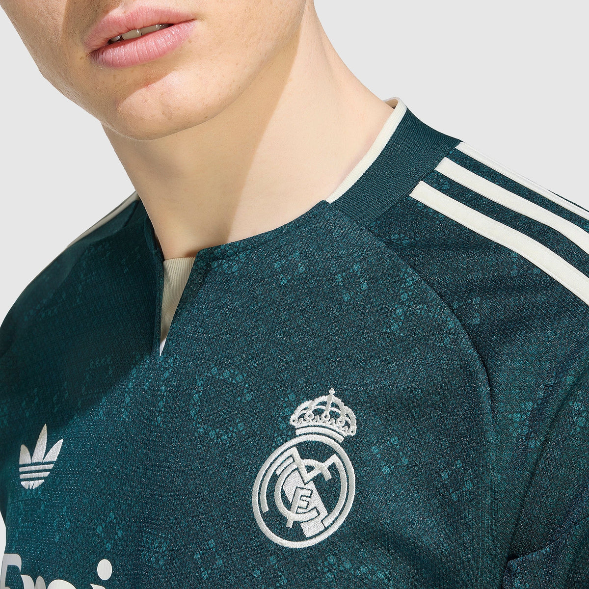 Real madrid Auswärts Langarm Trikot 2026/27 - Brustdetail