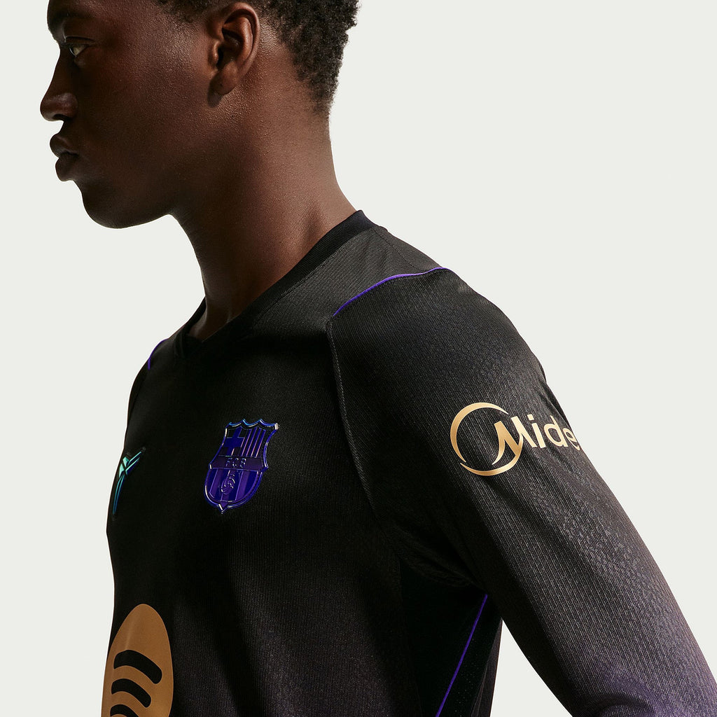 Barcelona 2026/27 Auswärts Langarm Fantrikot - Seitenansicht am Modell