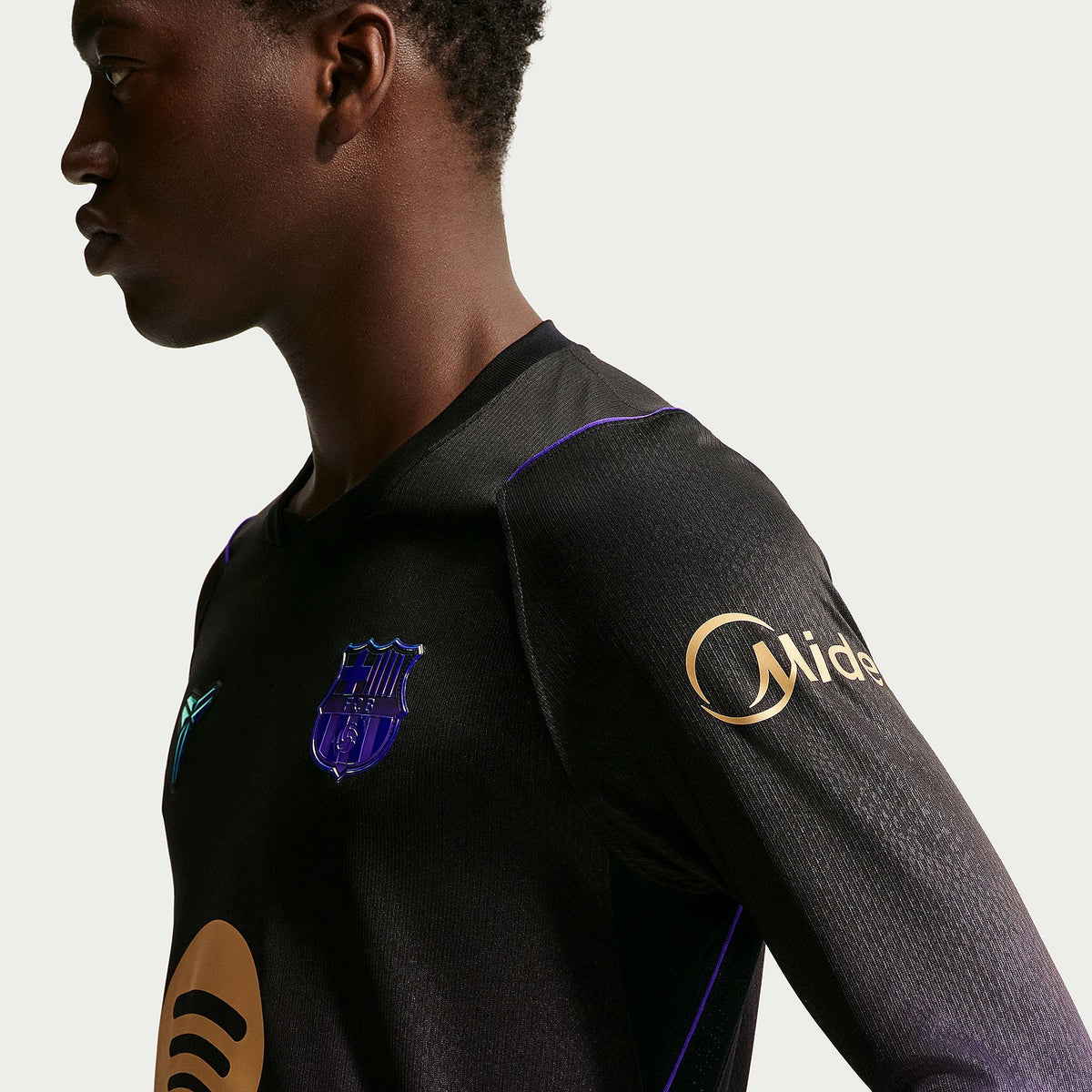 Barcelona 2026/27 Auswärts Langarm Fantrikot - Seitenansicht am Modell