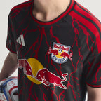 Camiseta versión jugador New York Red Bulls local 2026/27, detalle de tejido y escudo