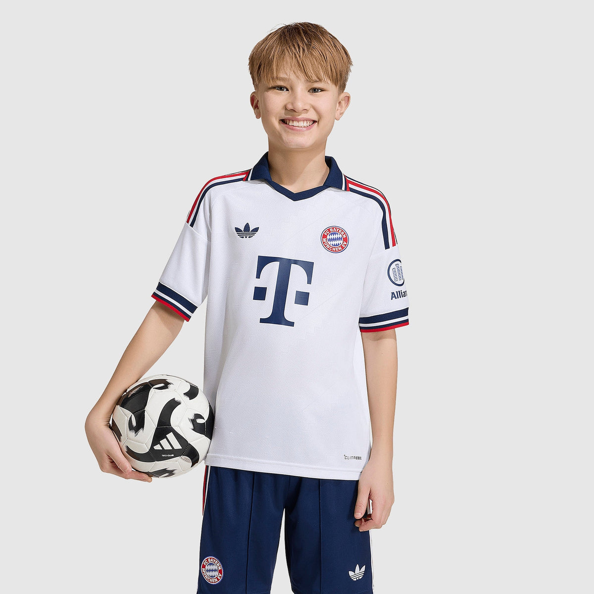Bayern München 2026/27 Auswärts Kinder-Set, KANE 9 - Vorderansicht des Basistrikots am Modell