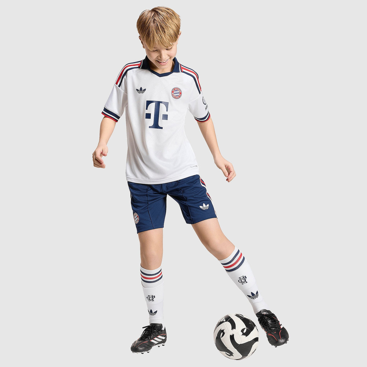 Bayern München 2026/27 Auswärts Kinder-Set, KANE 9 - Ganzkörperansicht zur Passform des Basistrikots