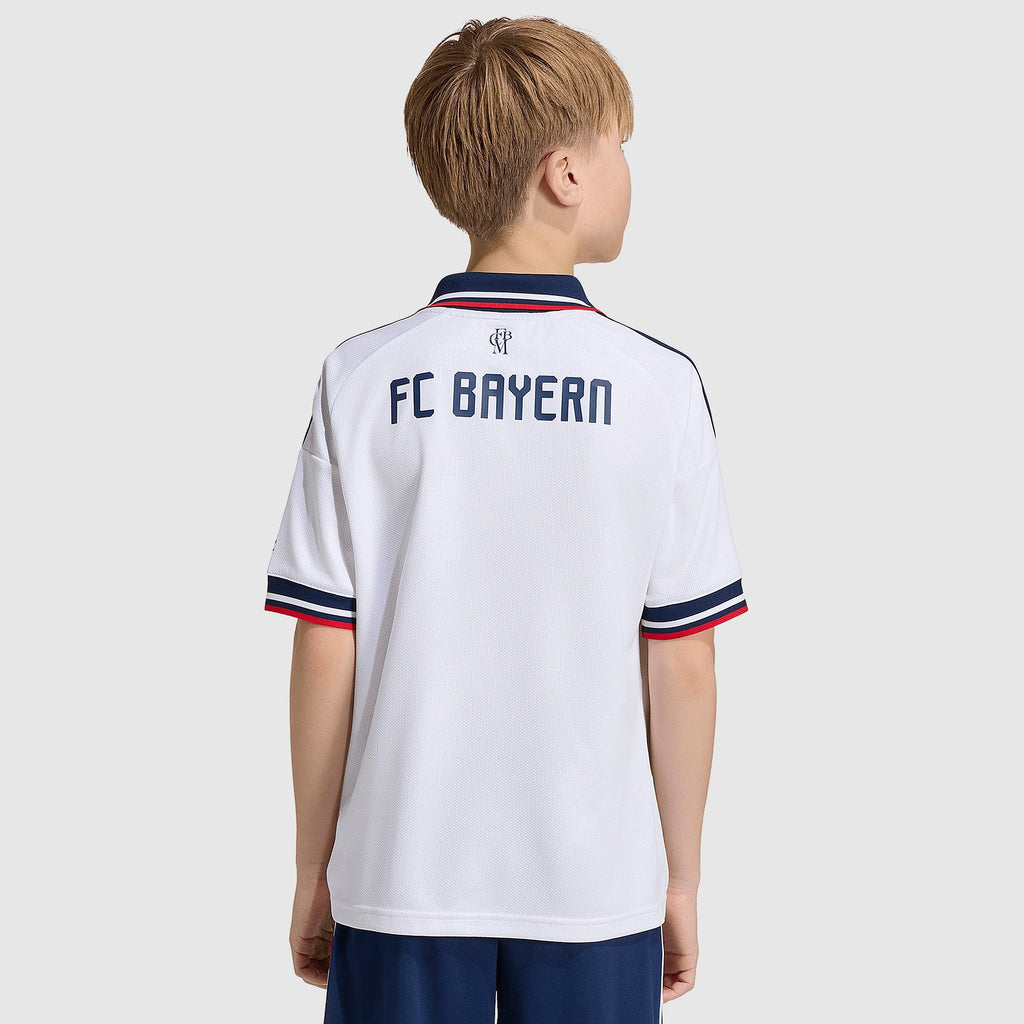Bayern München 2026/27 Auswärts Kinder-Set, KANE 9 - Rückansicht des Basistrikots am Modell