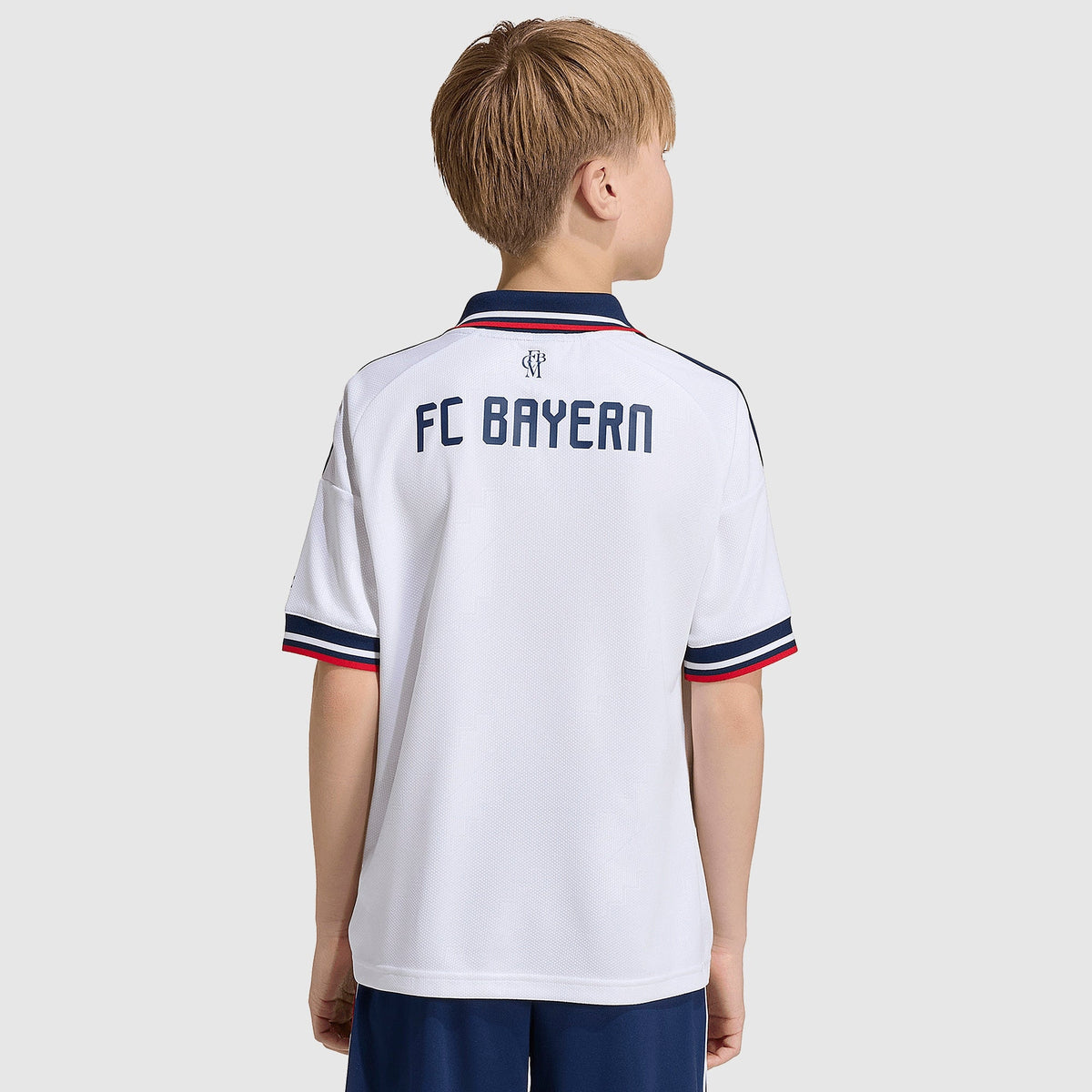Bayern München 2026/27 Auswärts Kinder-Set, KANE 9 - Rückansicht des Basistrikots am Modell