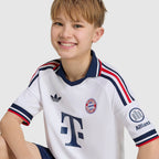 Bayern München 2026/27 Auswärts Kinder-Set, KANE 9 - Detail von Wappen, Kragen und Schulter
