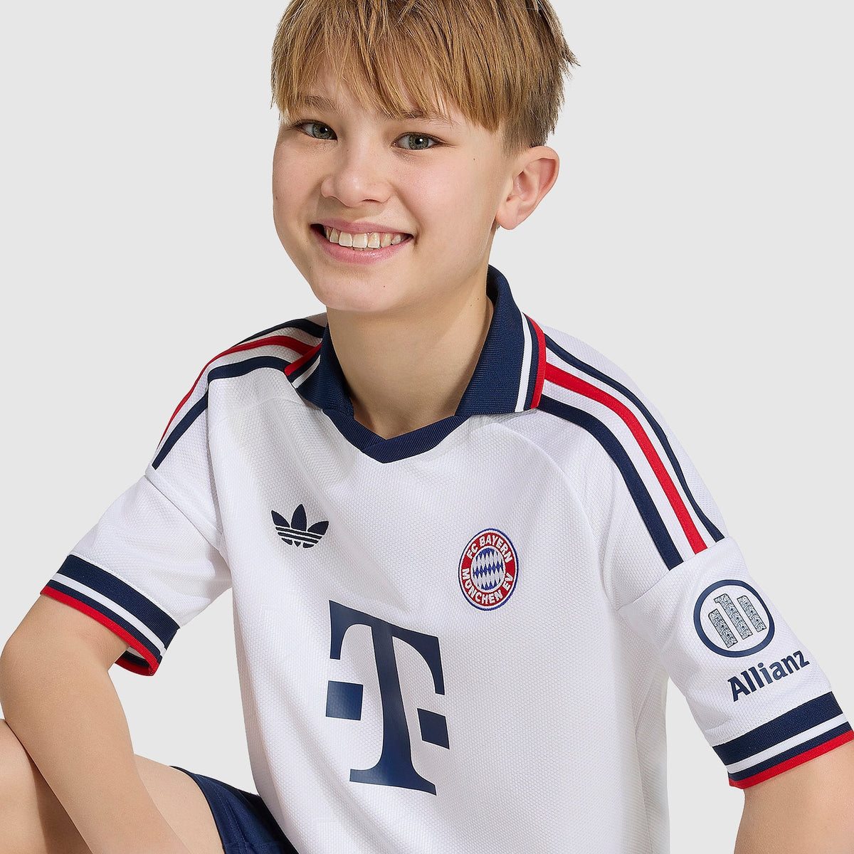 Bayern München 2026/27 Auswärts Kinder-Set, KANE 9 - Detail von Wappen, Kragen und Schulter