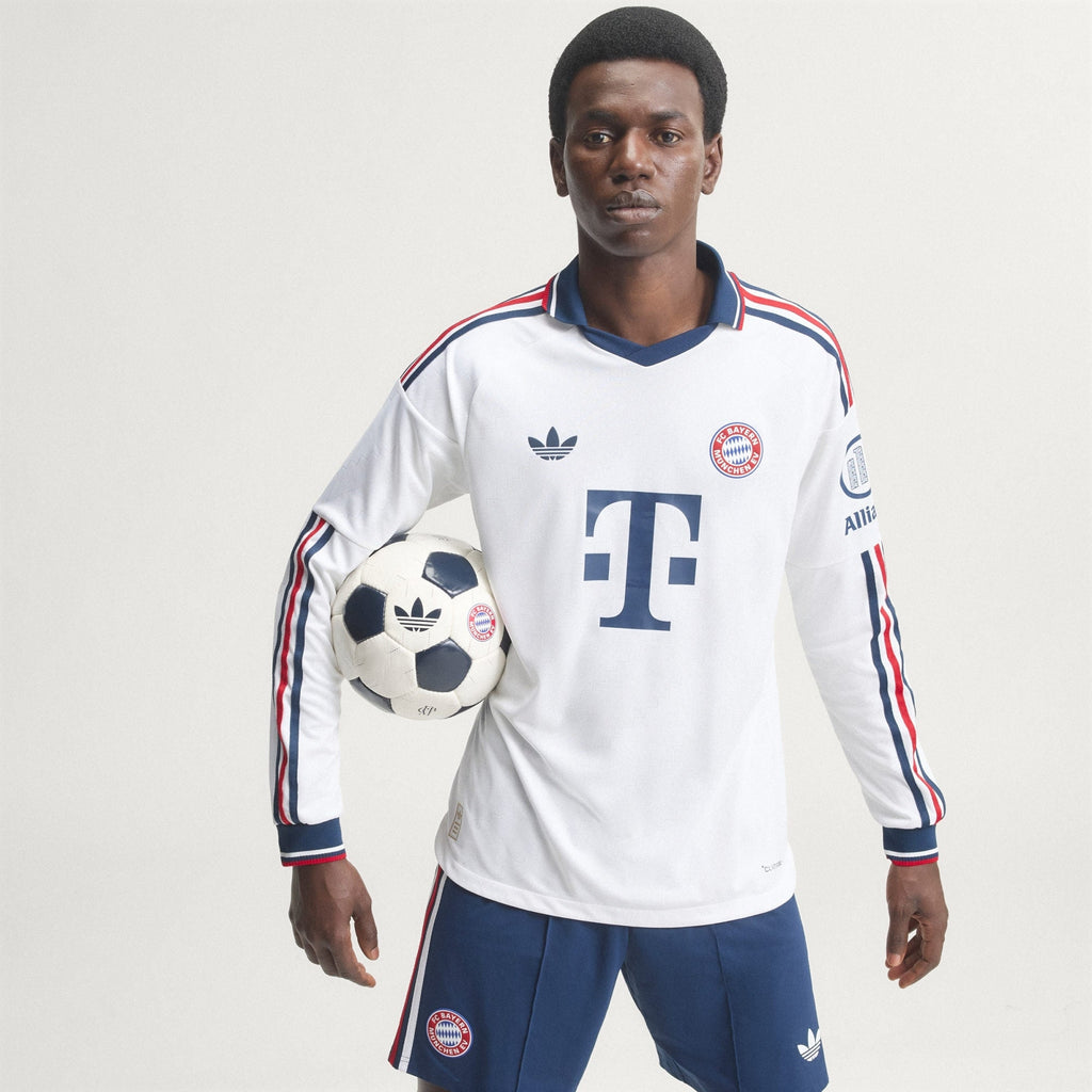 Bayern Munich 2026/27 away player version long sleeve, KANE 9 - front view of the base shirt worn by a model
