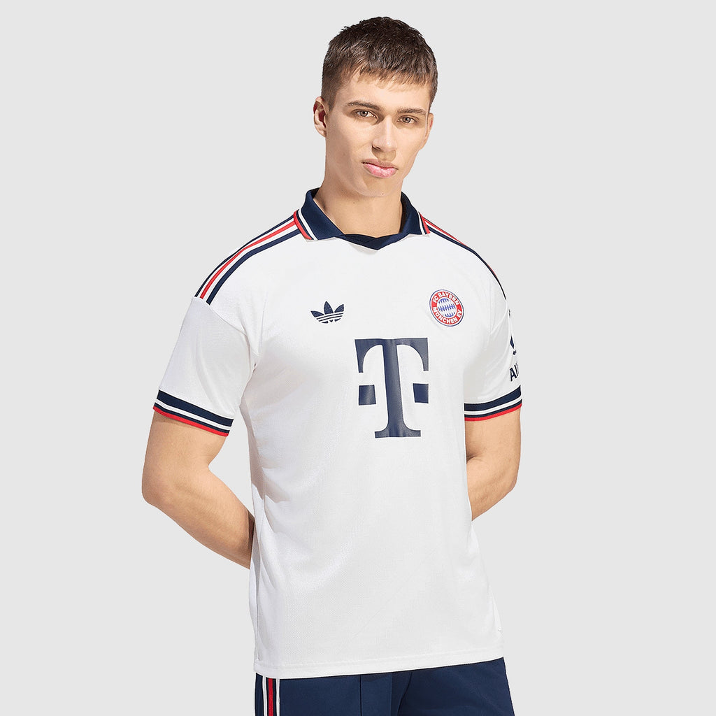 Bayern München 2026/27 Auswärts Fantrikot, KANE 9 - Vorderansicht des Basistrikots am Modell