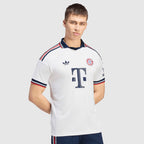 Bayern München 2026/27 Auswärts Fantrikot, KANE 9 - Vorderansicht des Basistrikots am Modell
