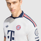 Bayern München 2026/27 Auswärts Fantrikot, KANE 9 - Detail von Wappen, Kragen und Schulter