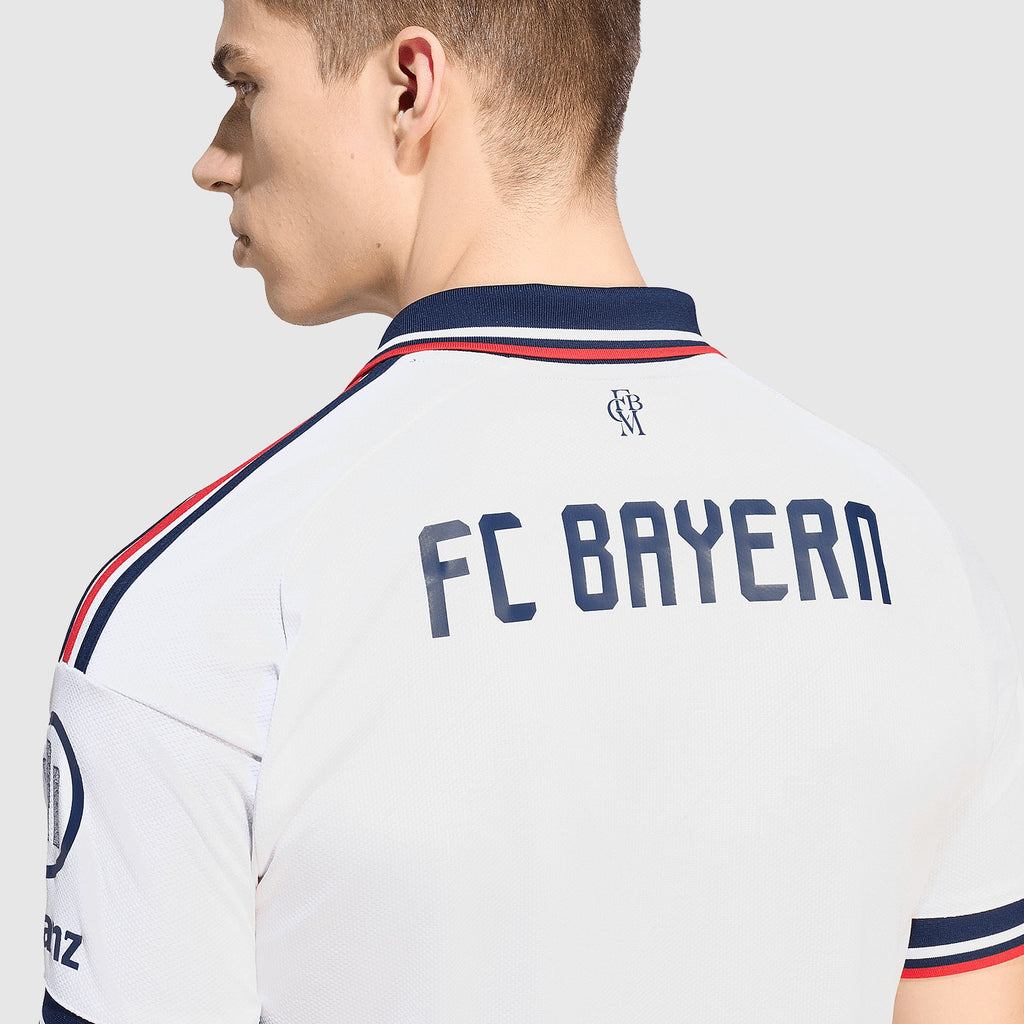 Bayern München 2026/27 Auswärts Fantrikot, KANE 9 - Detail von Nackenausschnitt und Stoff