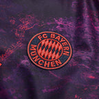 Bayern München 2026/27 Third Kinder-Set, KANE 9 - Detail von Wappen und Trikotstoff