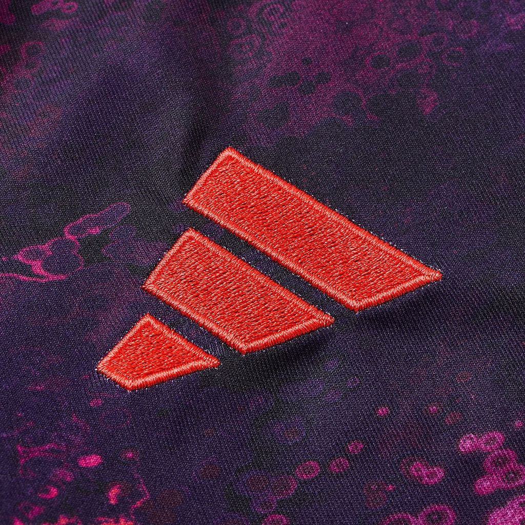 Bayern München 2026/27 Third Kinder-Set, KANE 9 - Detail von Herstellerlogo und Trikotstoff