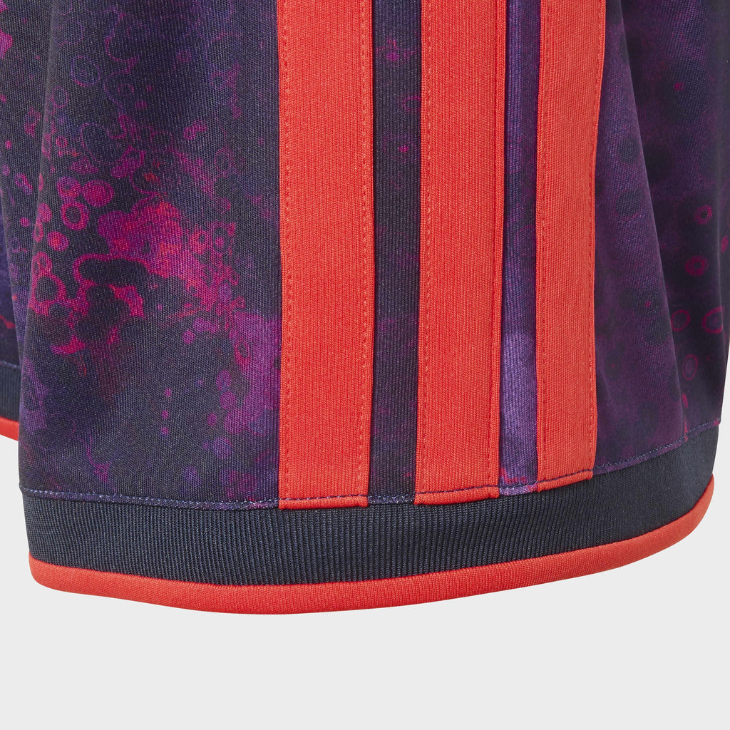 Bayern München 2026/27 Third Kinder-Set, KANE 9 - Detail von Seitenstreifen und Saum der passenden Kinder-Shorts