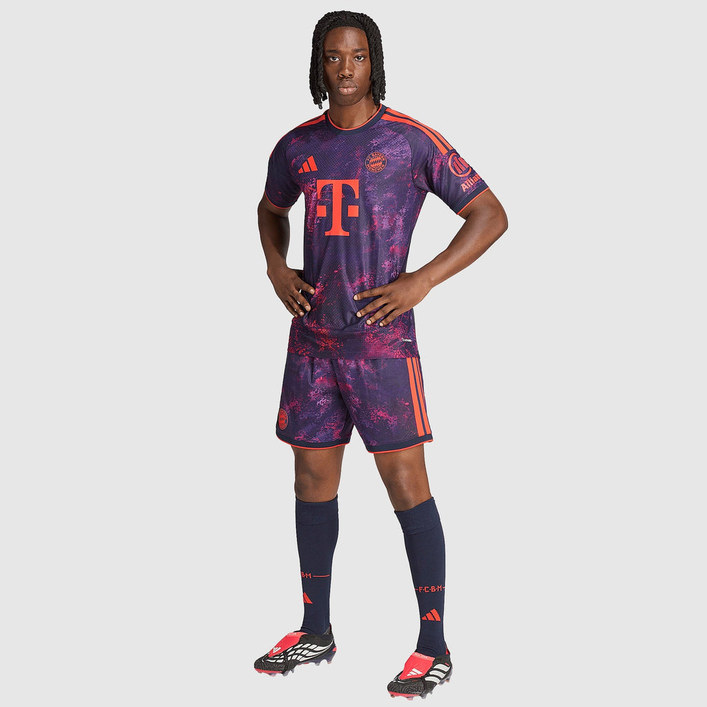 Bayern Munich 2026/27 third player version, KANE 9 - full-length view showing the fit of the base shirt