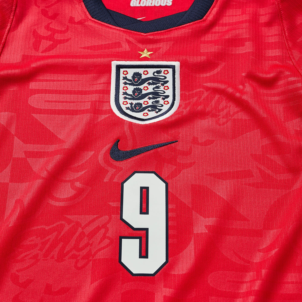 England 2026 away kids kit, KANE 9 - crest and shirt fabric detail