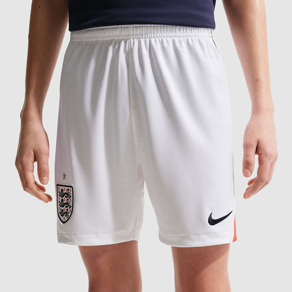 England 2026 Heim Kinder-Set, KANE 9 - Passende Kinder-Shorts am Modell von vorne