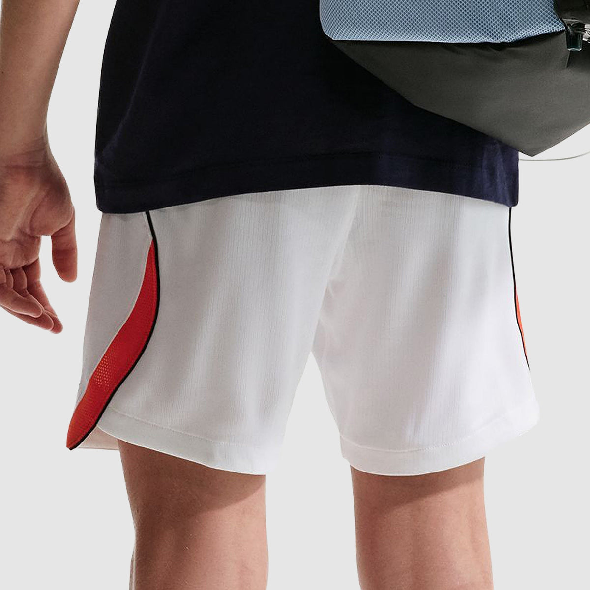 England 2026 Heim Kinder-Set, KANE 9 - Passende Kinder-Shorts am Modell von hinten und seitlich