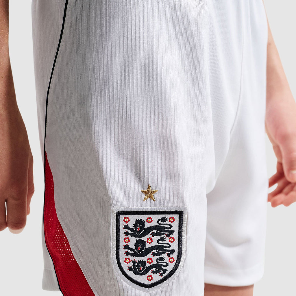 England 2026 Heim Kinder-Set, KANE 9 - Wappendetail der passenden Kinder-Shorts