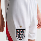 England 2026 Heim Kinder-Set, KANE 9 - Wappendetail der passenden Kinder-Shorts