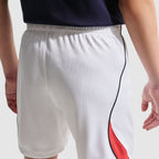 England 2026 Heim Kinder-Set, KANE 9 - Passende Kinder-Shorts am Modell von hinten und seitlich
