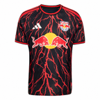 Camiseta versión jugador New York Red Bulls local 2026/27, capa frontal sobre fondo Olé