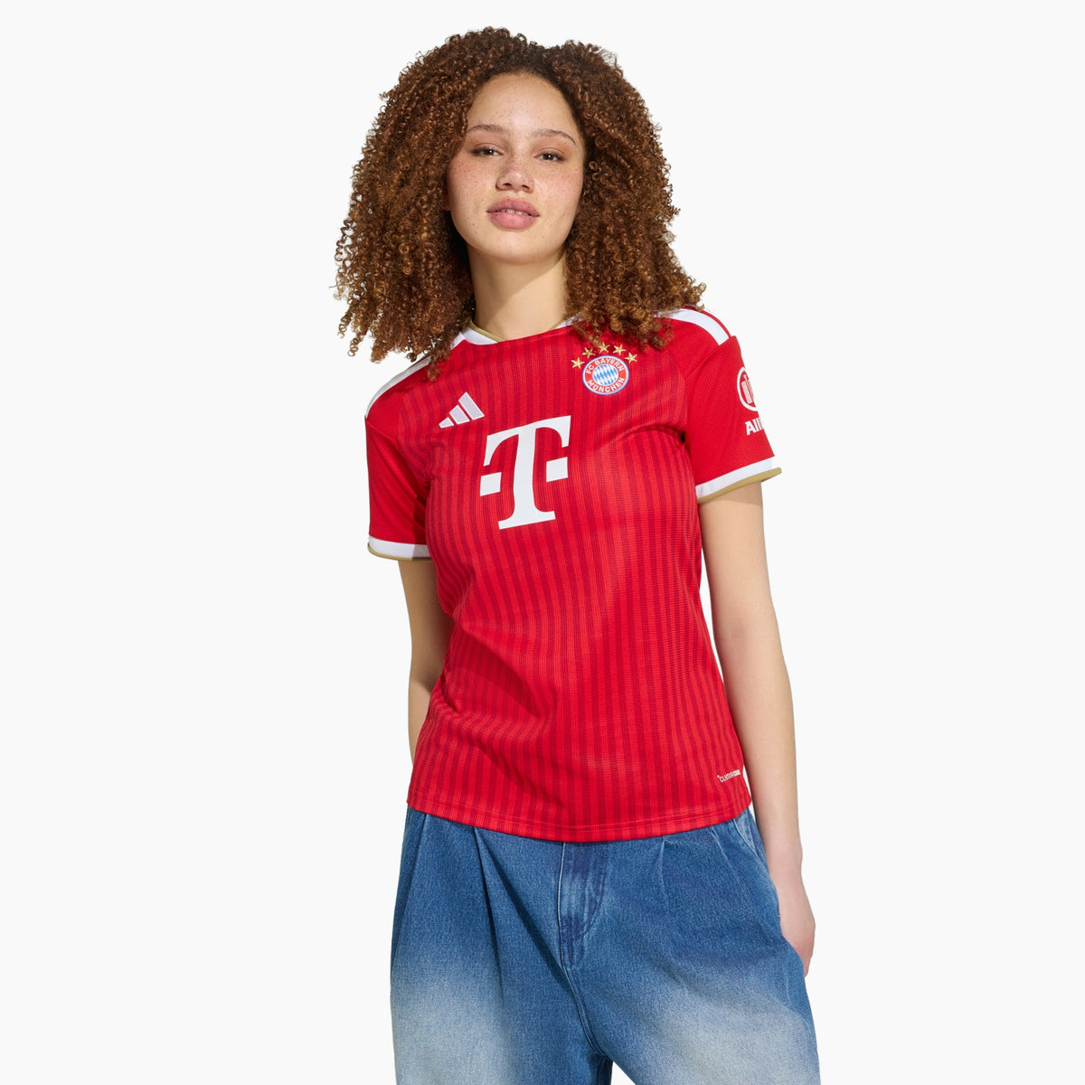 Frau im FC Bayern München Heimtrikot 2026/27 – Vorderseite des Basistrikots